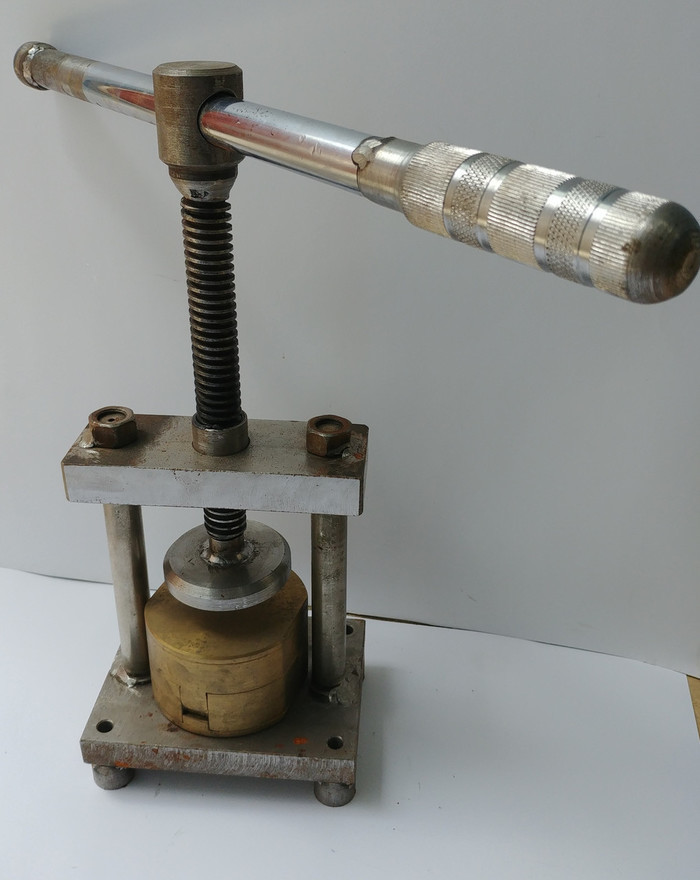 Пресс зуботехнический Описание Предназначен для обжатия кювет при изготовлении зубных протезов в зуботехнических лабора Zooble.com.ua