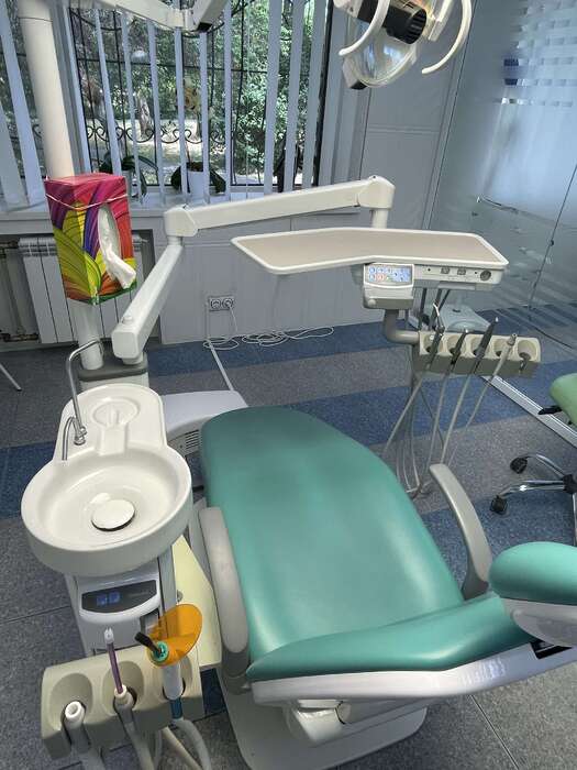 Продається стоматологічна установка Clesta, японського виробника Takara Belmont. Установка в хорошому стані. Zooble.com.ua