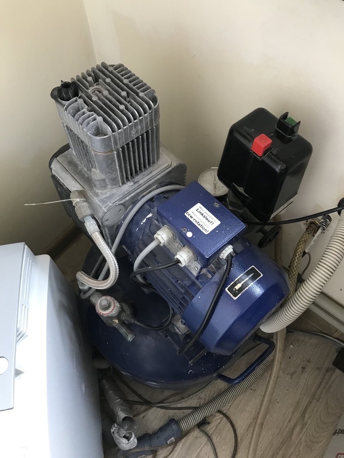 Продається стоматологічна установка, разом з сепаратором та вакуумною помпою. За деталями пишіть у viber,або телефонуйте Zooble.com.ua