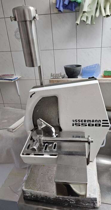 Продам досить потужнийтрімер Wassermann із повнималмазним диском. Zooble.com.ua