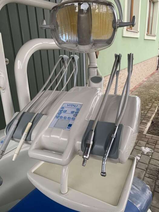 Продам Італійську стоматологічну установку VITALISD в гарному робочому стані привезену за кордону.Всі подробиці по тел Zooble.com.ua