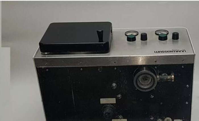 Продам комбінований вакуумний змішувач Wassermann (змішувач+барокамера).  Хороший стан +дві  старенькі колби в комплекті Zooble.com.ua