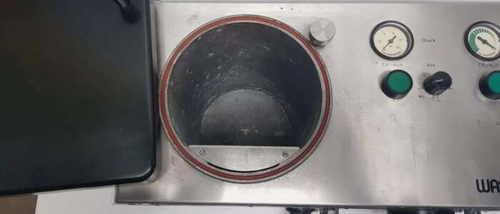 Продам комбінований вакуумний змішувач Wassermann (змішувач+барокамера).  Хороший стан +дві  старенькі колби в комплекті Zooble.com.ua