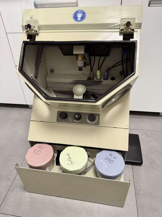 Продам комбіновану піскарку KaVo,досить добротний стан ,виробник- Німеччина. Zooble.com.ua