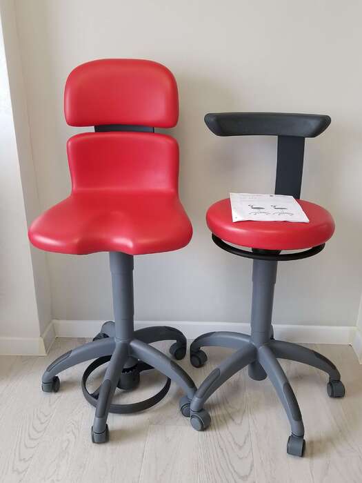 Продам комплект стільців Sirona (стоматолог -асистент ) в досить добротному стані . Ціна комплекту 930€ . 0677030230 Zooble.com.ua