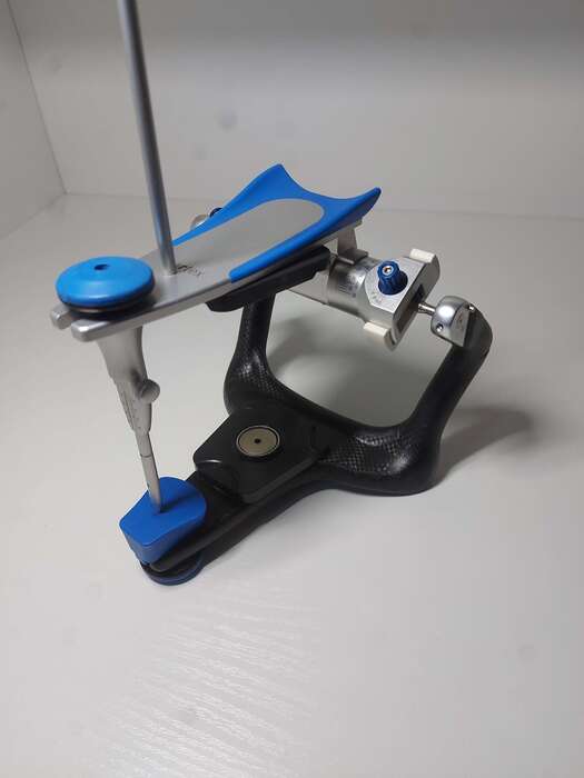 Продам. Напіврегульований артикулятор типу Arcon, з можливістю встановлення нахилу суглобового шляху від -20° до +60° Zooble.com.ua