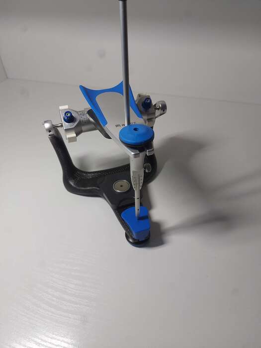 Продам. Напіврегульований артикулятор типу Arcon, з можливістю встановлення нахилу суглобового шляху від -20° до +60° Zooble.com.ua