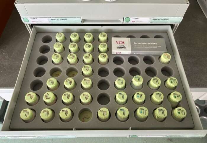 Продам неповний вживаний набір мас + розколірки Vita VM9 zirkon. П.з. з Німеччини. Zooble.com.ua