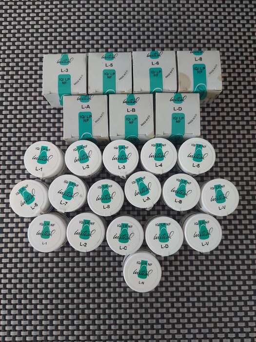 Продам (одним лотом) вживані та запаковані  фарби  для зуботехнічних реставрацій Initial.   Zooble.com.ua