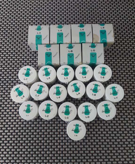 Продам (одним лотом) вживані та запаковані  фарби  для зуботехнічних реставрацій Initial.   Zooble.com.ua