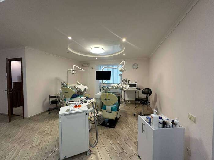 Продам приміщення діючого стоматологічного кабінету 87.7 м2 (м. Хмельницький) з окремим входом, + обладнання.Телефонуйте Zooble.com.ua
