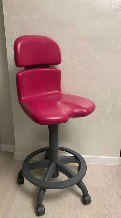 Продам стілець стоматолога Sirona Hugo в дуже красивому малиновому кольорі , досить добротний стан , оббивка в оригіналі Zooble.com.ua