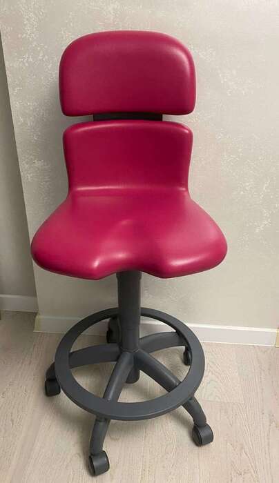 Продам стілець стоматолога Sirona Hugo в дуже красивому малиновому кольорі , досить добротний стан , оббивка в оригіналі Zooble.com.ua