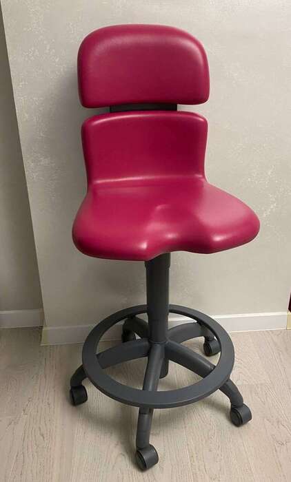 Продам стілець стоматолога Sirona Hugo в дуже красивому малиновому кольорі , досить добротний стан , оббивка в оригіналі Zooble.com.ua