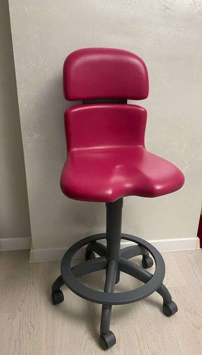 Продам стілець стоматолога Sirona Hugo в дуже красивому малиновому кольорі , досить добротний стан , оббивка в оригіналі Zooble.com.ua