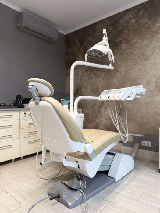 Продам стоматологічні установки Fona . Зовнішній стан в гарному вигляді . Всі деталі за телефоном Zooble.com.ua