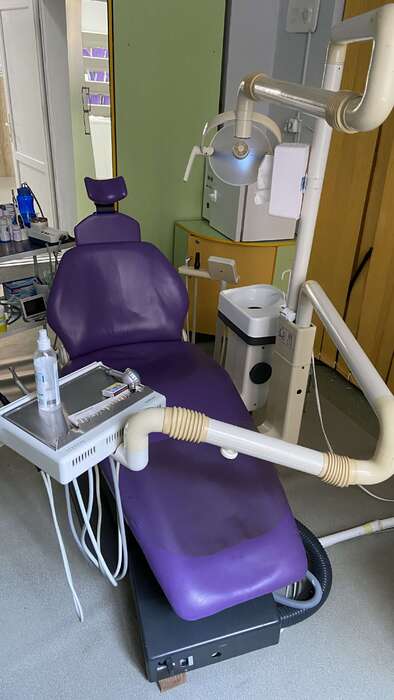 Продам стоматологічну установку Siemens Sirona E2 C Нещодавно замінив демфер який тримає лампу. Скейлер не працює. Zooble.com.ua