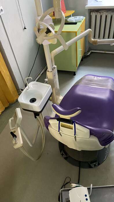 Продам стоматологічну установку Siemens Sirona E2 C Нещодавно замінив демфер який тримає лампу. Скейлер не працює. Zooble.com.ua