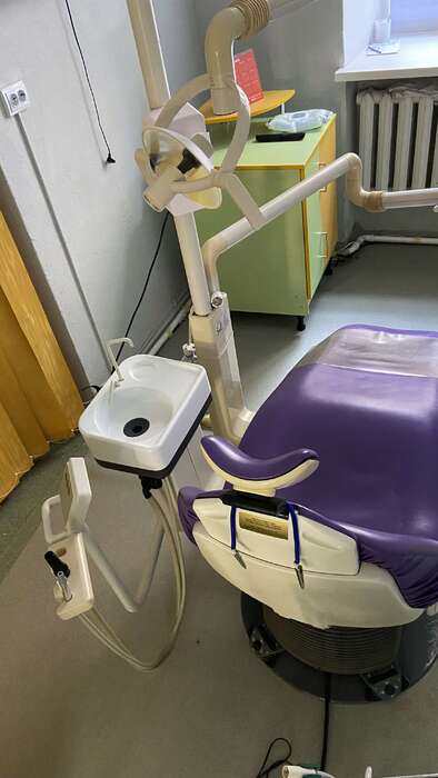Продам стоматологічну установку Siemens Sirona E2 C Нещодавно замінив демфер який тримає лампу. Скейлер не працює. Zooble.com.ua