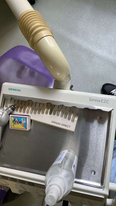 Продам стоматологічну установку Siemens Sirona E2 C Нещодавно замінив демфер який тримає лампу. Скейлер не працює. Zooble.com.ua