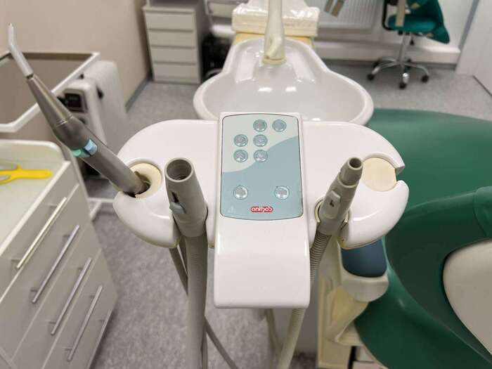 Продам стоматологолічну установку Antos, вживану, стареньку, але робочу. З нюансів: іноді глючить світло і відсмоктувач. Zooble.com.ua