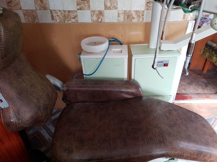 Продам установку .потребує ремонту(гідравліка).+ ортопедичний стілець,шафа для зберігання інструментів,лотки,хір.щіпці . Zooble.com.ua