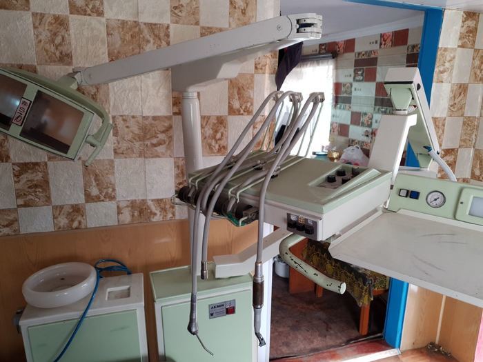 Продам установку .потребує ремонту(гідравліка).+ ортопедичний стілець,шафа для зберігання інструментів,лотки,хір.щіпці . Zooble.com.ua