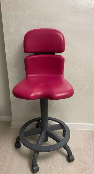 Продам в досить красивому малиновому кольорі стілець Sirona Hugo. Zooble.com.ua