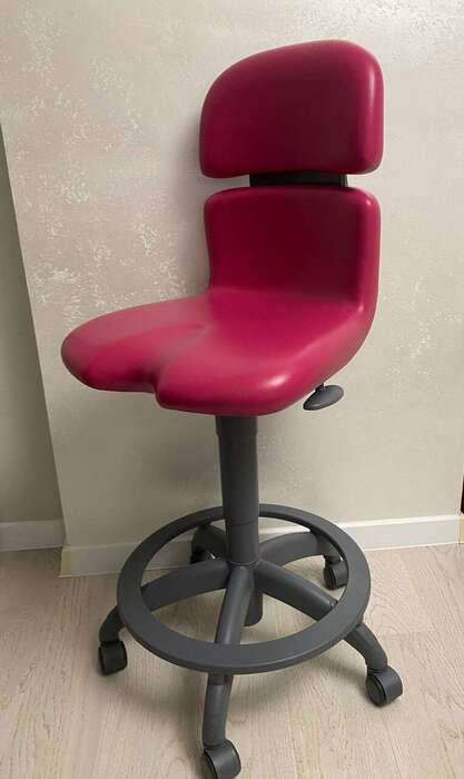 Продам в досить красивому малиновому кольорі стілець Sirona Hugo. Zooble.com.ua
