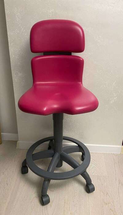 Продам в досить красивому малиновому кольорі стілець Sirona Hugo. Zooble.com.ua