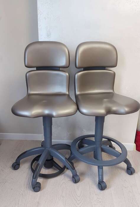 Продам в досить красивому сіро-коричневому кольорі стільці Sirona Hugo, з ножним та ручним керуванням висоти. Zooble.com.ua