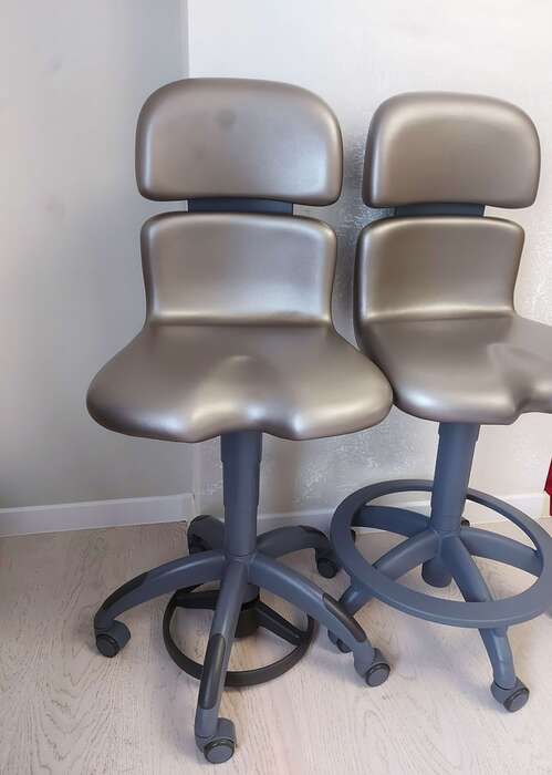 Продам в досить красивому сіро-коричневому кольорі стільці Sirona Hugo, з ножним та ручним керуванням висоти. Zooble.com.ua