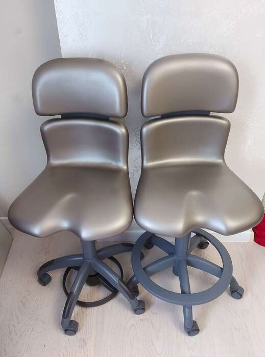 Продам в досить красивому сіро-коричневому кольорі стільці Sirona Hugo, з ножним та ручним керуванням висоти. Zooble.com.ua