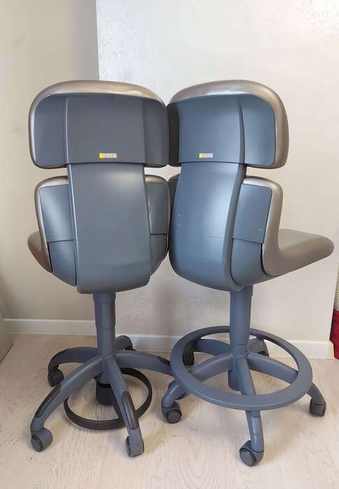 Продам в досить красивому сіро-коричневому кольорі стільці Sirona Hugo, з ножним та ручним керуванням висоти. Zooble.com.ua