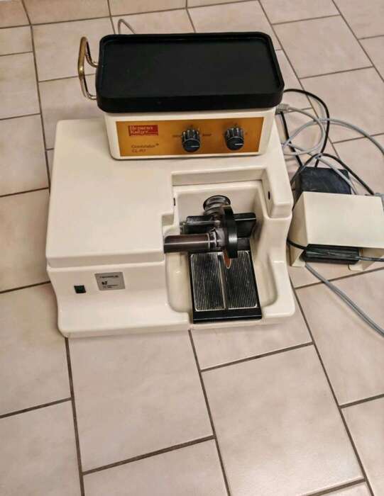 Продам вібростолик Heraeus Kulzer.Ціна 275€. (доступний після 1 листопада). Zooble.com.ua