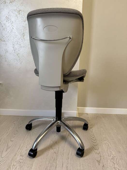 Продам вживані зуботехнічні стільці KaVo . (Дост після 12 липня). В наявності 4 шт. Ціна400 € 1 шт. Zooble.com.ua