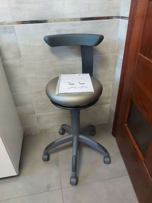Продам вживаний стілець aсистента Sirona carl.Досить добротний стан. Відсилаю Н.П.без завдатків. Zooble.com.ua