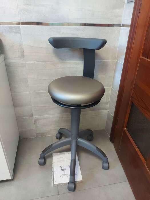Продам вживаний стілець aсистента Sirona carl.Досить добротний стан. Відсилаю Н.П.без завдатків. Zooble.com.ua