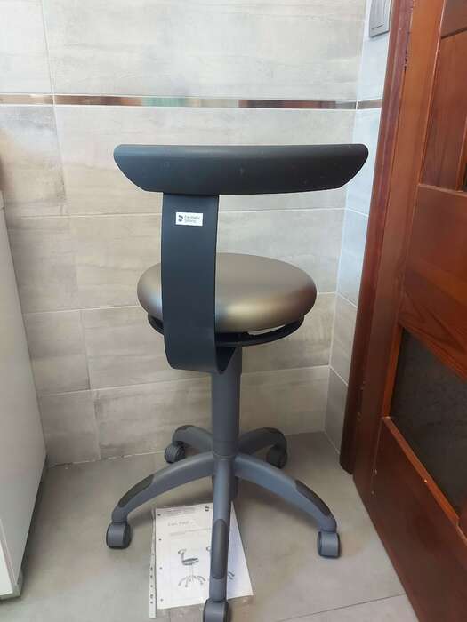 Продам вживаний стілець aсистента Sirona carl.Досить добротний стан. Відсилаю Н.П.без завдатків. Zooble.com.ua