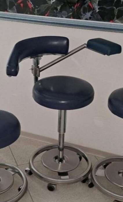 Продам вживаний стілець стоматолога Ritter з ножним керуванням висоти, хороший стан , виробник -Німеччина. Zooble.com.ua