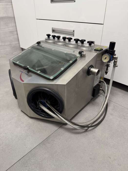 Продам вживану піскарку преміум класу Reitel на 4 бачки та 4 сопла. Zooble.com.ua