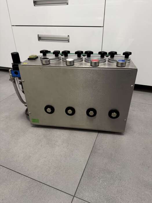 Продам вживану піскарку преміум класу Reitel на 4 бачки та 4 сопла. Zooble.com.ua