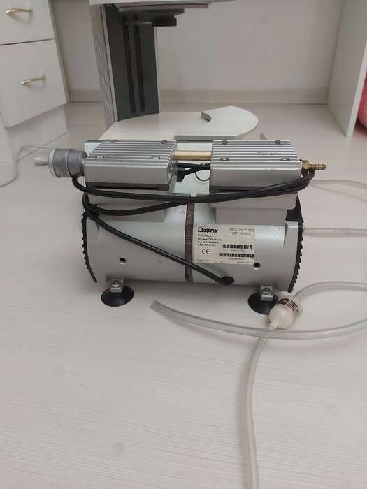 Продам вживану суху помпу Densply, хороший стан . Ціна 315€. Zooble.com.ua