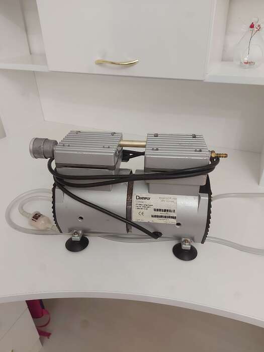 Продам вживану суху помпу Densply, хороший стан . Ціна 315€. Zooble.com.ua