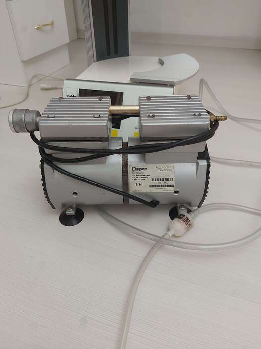 Продам вживану суху помпу Densply, хороший стан . Ціна 315€. Zooble.com.ua