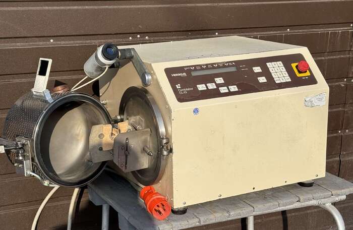 Продам індукційну ливарну установку Heraeus Kulzer, потребує ремонту ,або на запчастини. Ціна 880€ Zooble.com.ua