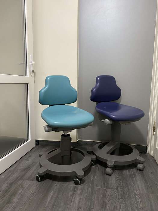 Продаю 2 стільця стоматолога Simens Sirona в нормальному стані, причина продажу - зайві. Пара - 8000 гр., один 4000 гр. Zooble.com.ua