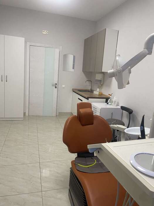 Пропонується в оренду стоматологічна клініка або окремі кабінети. Клініка обладнана 3-ма кабінетами.Стерилізаційна. Zooble.com.ua