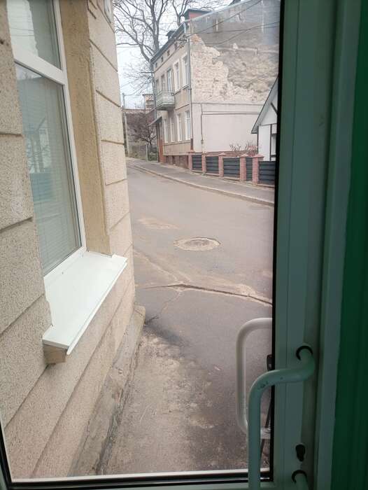 Пропоную в оренду стоматологічне крісло в діючій клініці з хорошим ремонтом.Зручне розташування ,є всі умови/ Zooble.com.ua