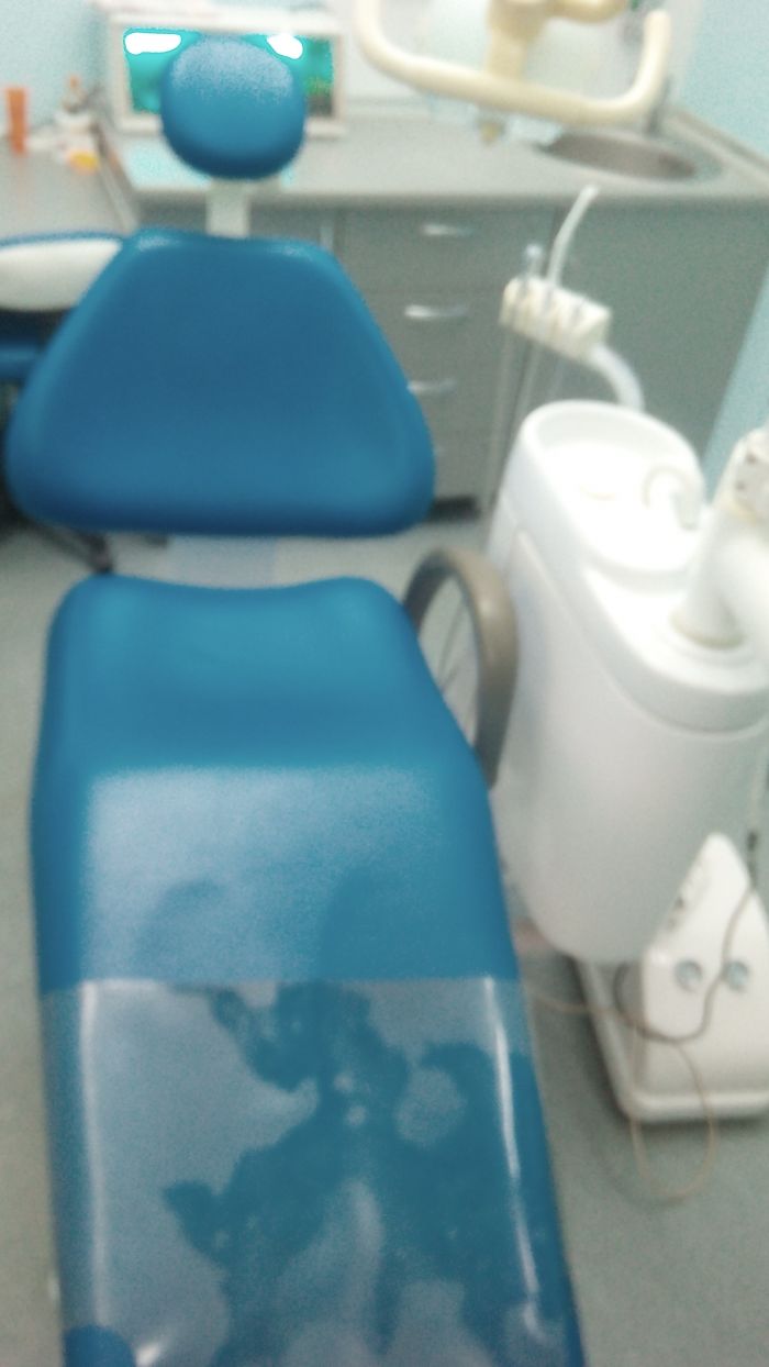 Рабочий стол: два выхода М4, выход под электро мотор, пустер. Блок асистента: слюноотсос, пылесос, пустер Zooble.com.ua